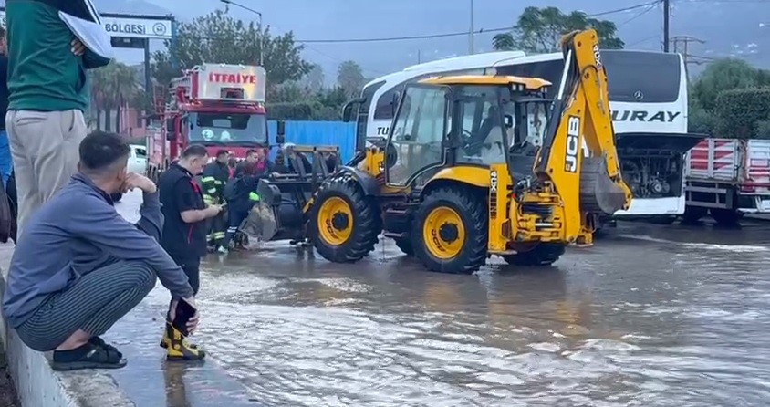 Hatay’da denizde hortum çıktı, karada etkili olan yağış sele neden oldu 5 hatayda denizde hortum cikti karada etkili olan yagis sele neden oldu 1 uwa4uLpD