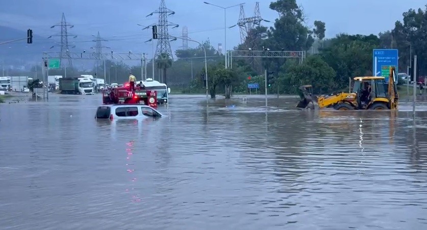 Hatay’da denizde hortum çıktı, karada etkili olan yağış sele neden oldu 7 hatayda denizde hortum cikti karada etkili olan yagis sele neden oldu 3 VsetVPUr