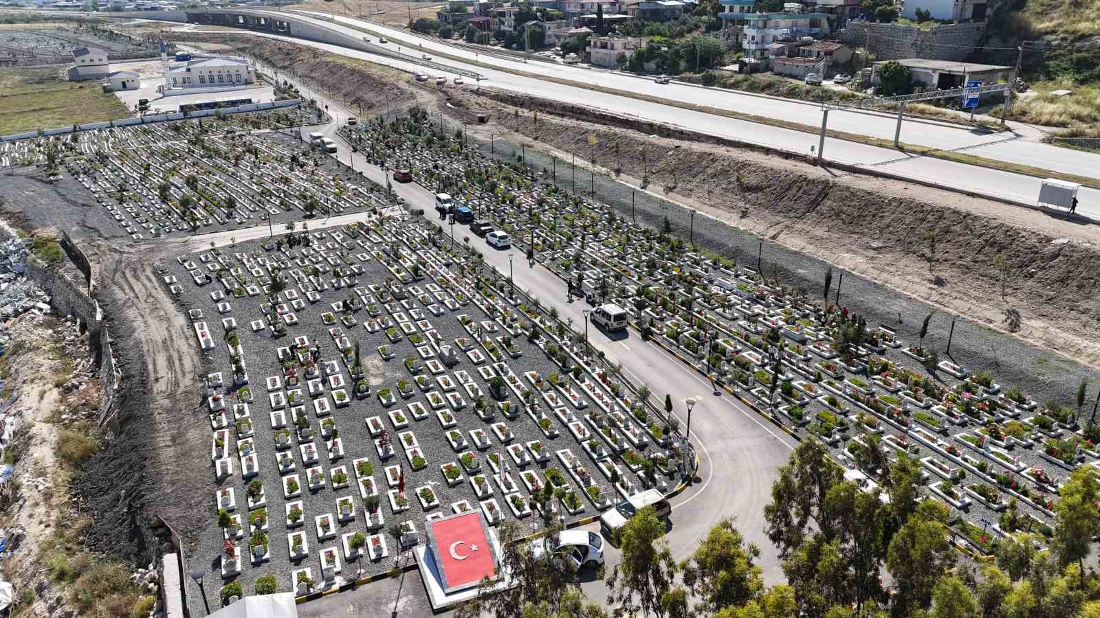 hatayda deprem sehitliginde buruk kurban bayrami 0 hAXMVAQv