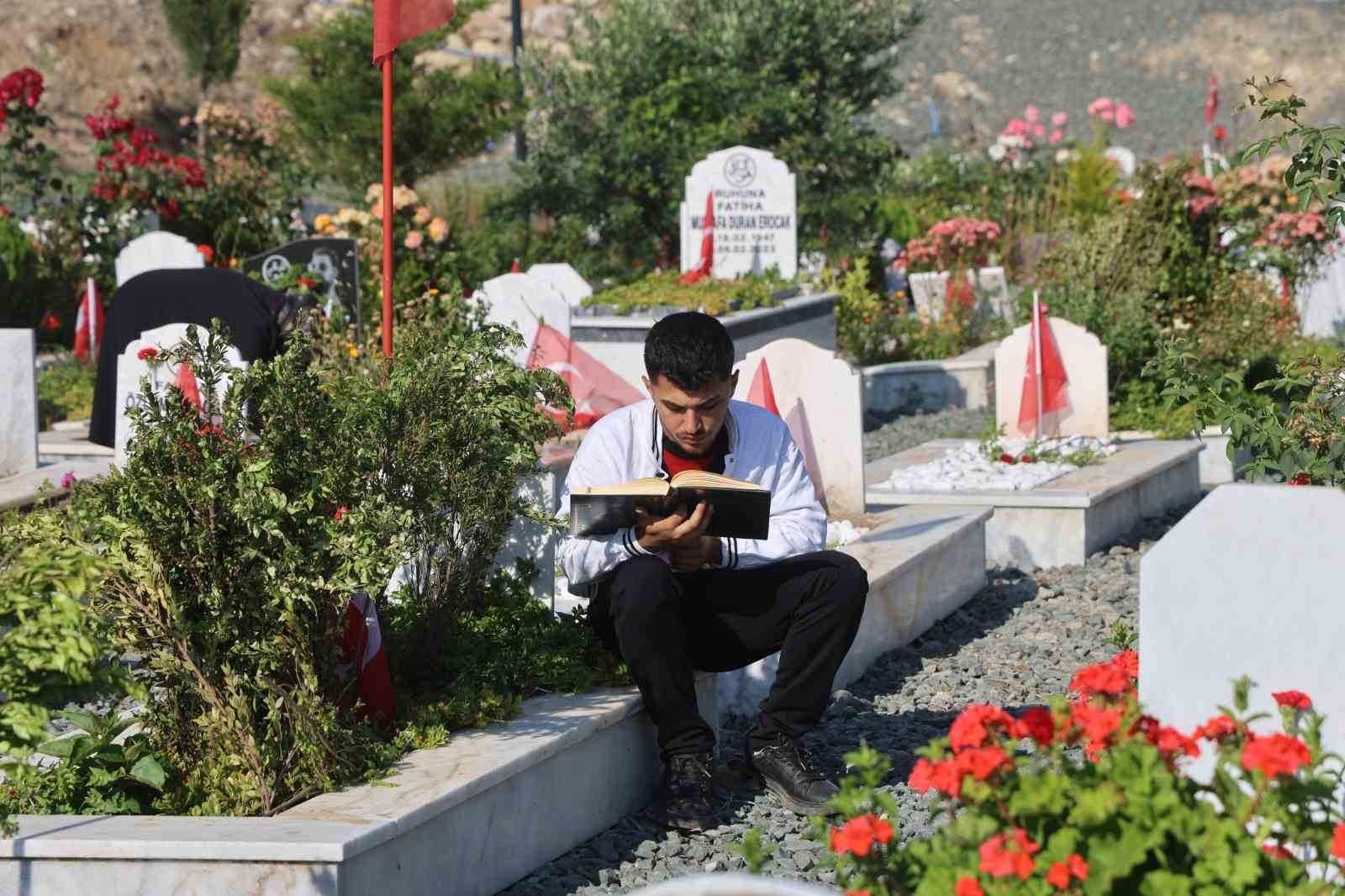 hatayda deprem sehitliginde buruk kurban bayrami 1 9FVEX7dS