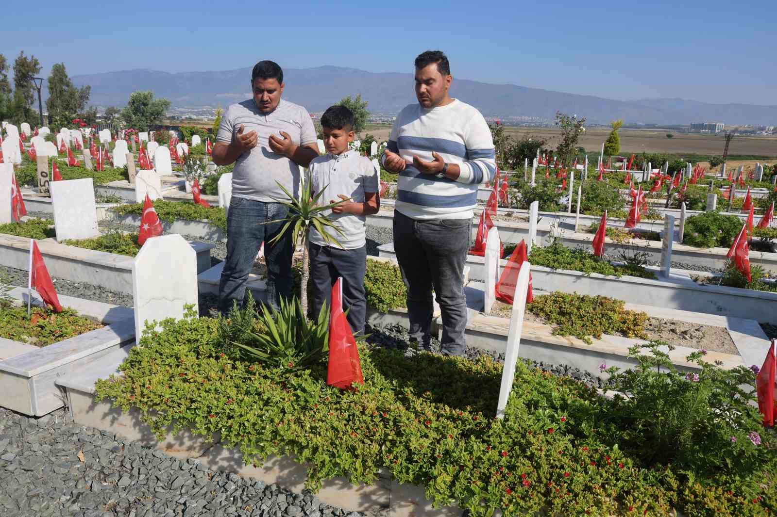 hatayda deprem sehitliginde buruk kurban bayrami 3 2aPOkXtw