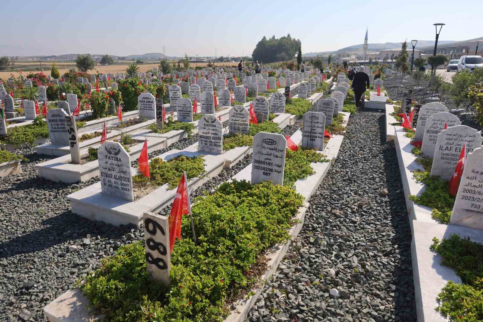 hatayda deprem sehitliginde buruk kurban bayrami 6 Od62hXLL