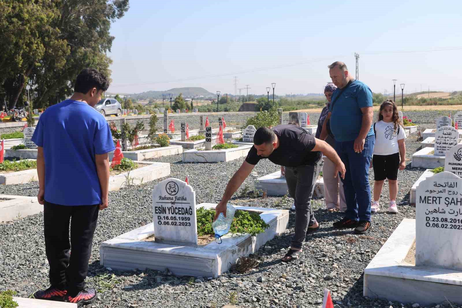 hatayda deprem sehitliginde buruk kurban bayrami 8 AwMbPE3q