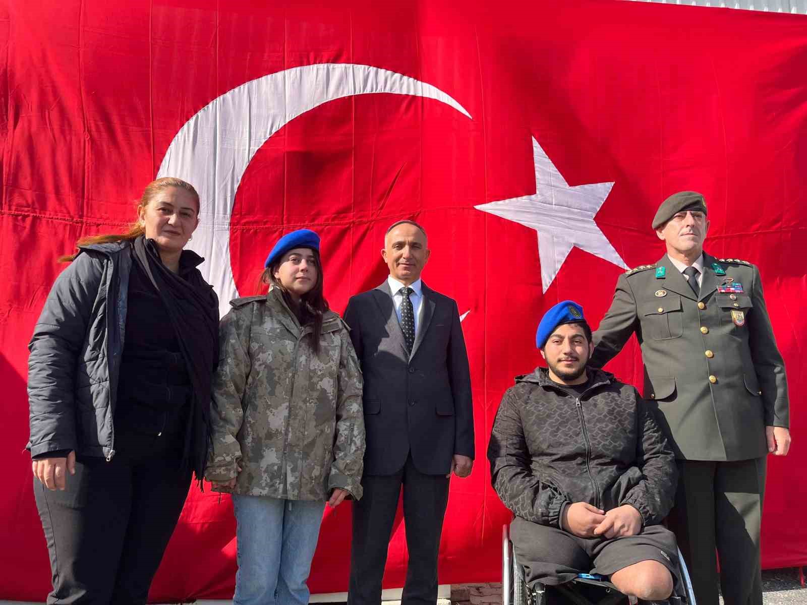hatayda duygulandiran bulusma depremzede beliz 3 yildir sakladigi emanetin sahibiyle bir araya geldi 0 yXqX7R9L