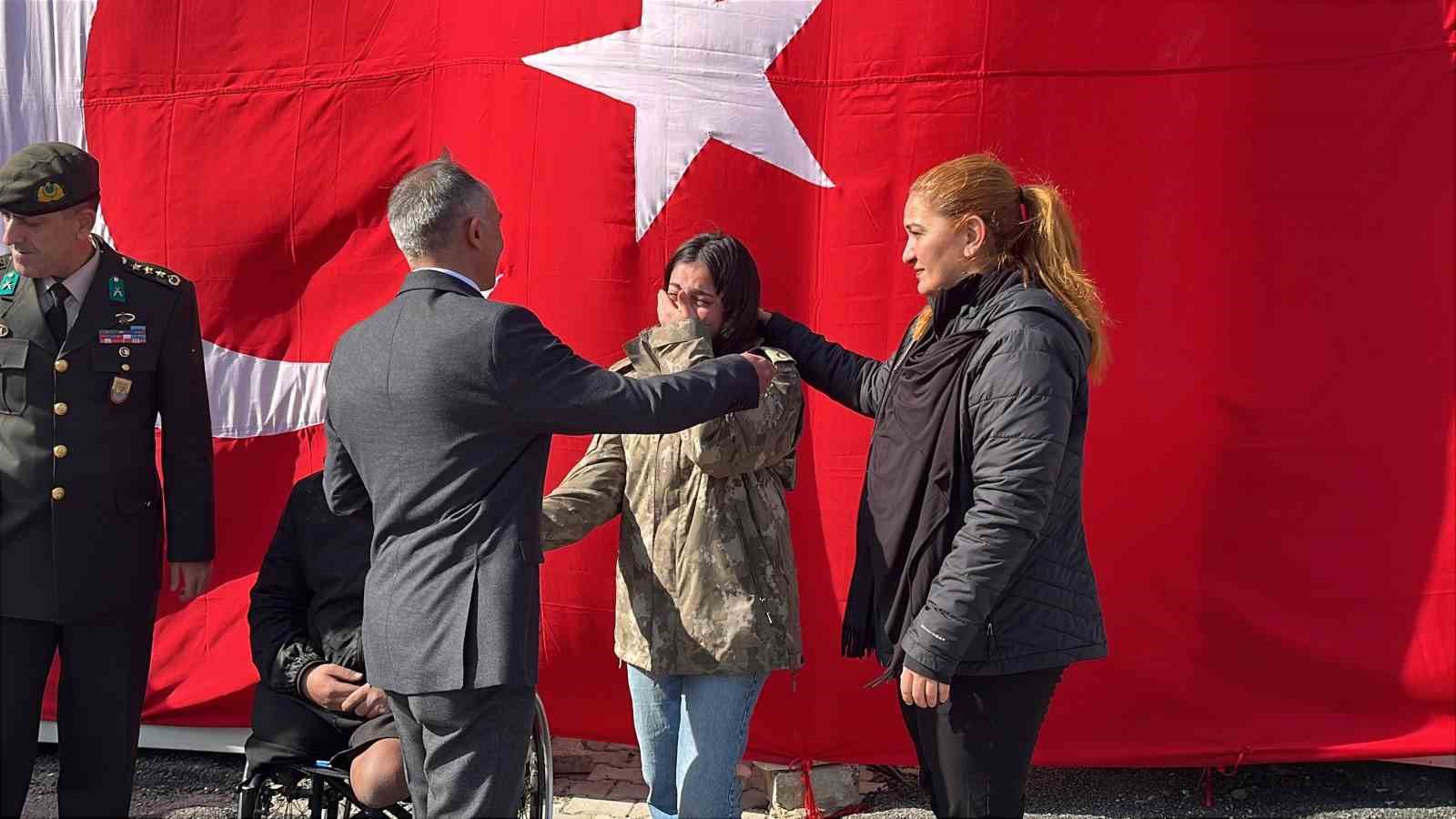 hatayda duygulandiran bulusma depremzede beliz 3 yildir sakladigi emanetin sahibiyle bir araya geldi 1 RlJvrsBl