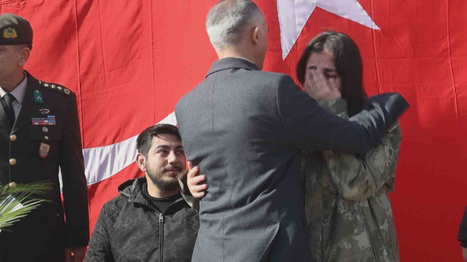 hatayda duygulandiran bulusma depremzede beliz 3 yildir sakladigi emanetin sahibiyle bir araya geldi 4 f3vOHzq5