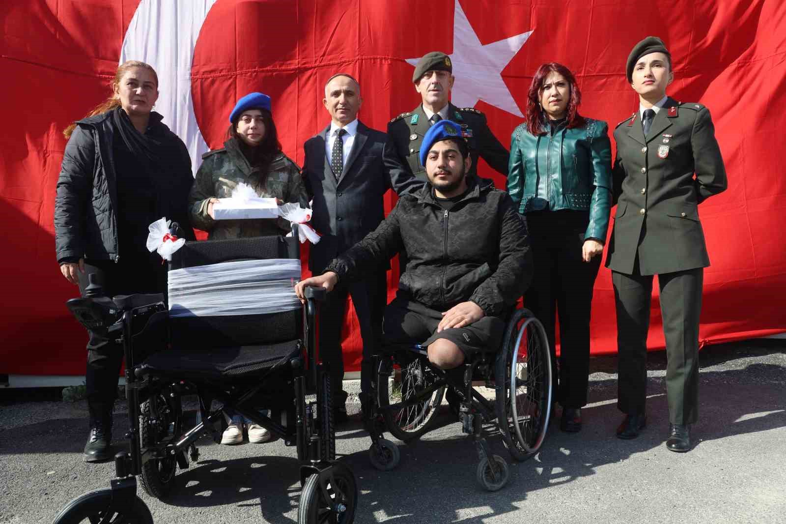 hatayda duygulandiran bulusma depremzede beliz 3 yildir sakladigi emanetin sahibiyle bir araya geldi 6 I9fKT3MZ