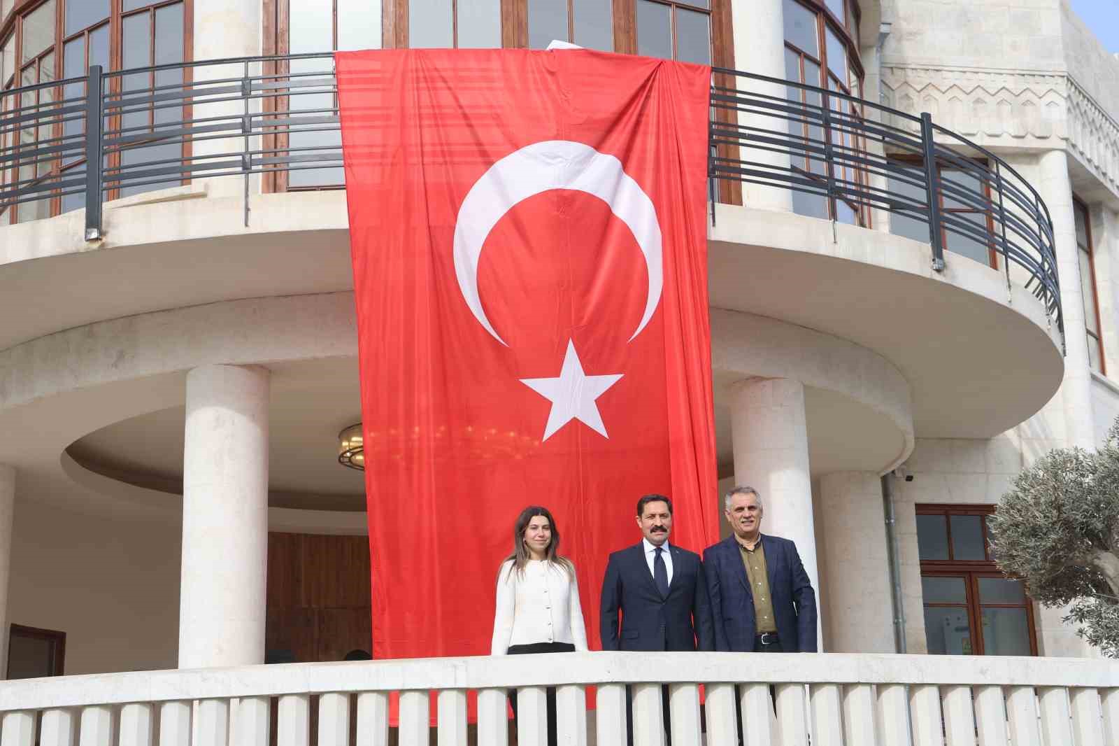 hatayda enkazdan taslari tek tek toplanan tarihi meclis binasi 200 fore kazik uzerine yeniden YA1SfFiQ