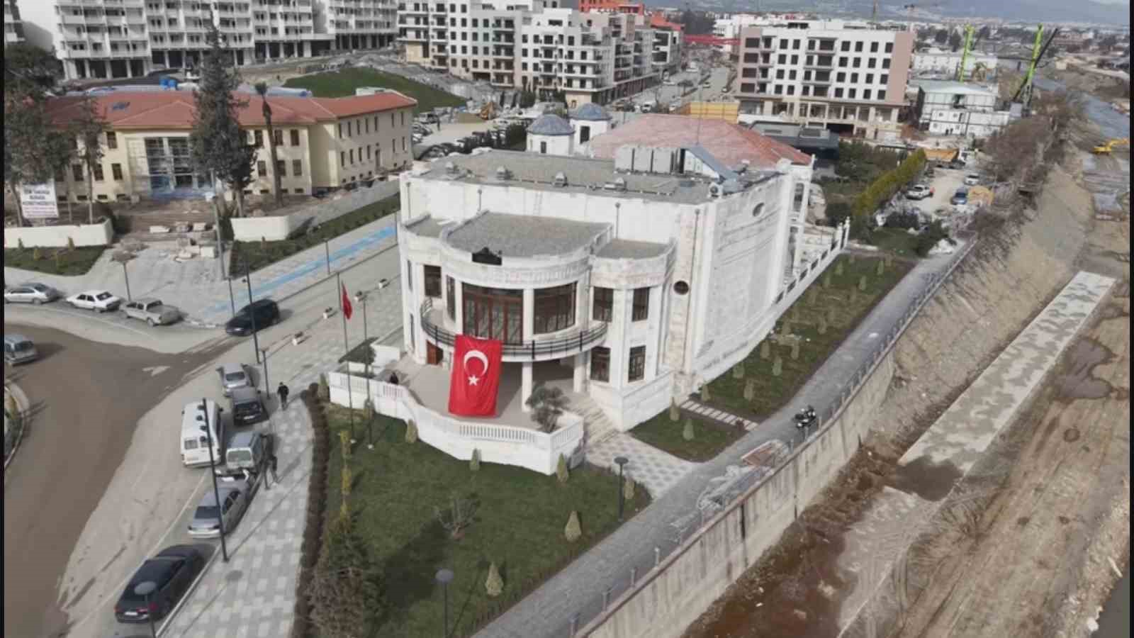 hatayda enkazdan taslari tek tek toplanan tarihi meclis binasi 200 fore kazik uzerine yeniden kOd5NKRQ