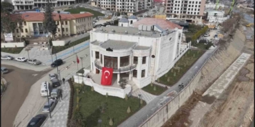 hatayda-enkazdan-taslari-tek-tek-toplanan-tarihi-meclis-binasi-200-fore-kazik-uzerine-yeniden-xbpaKMZh.jpg