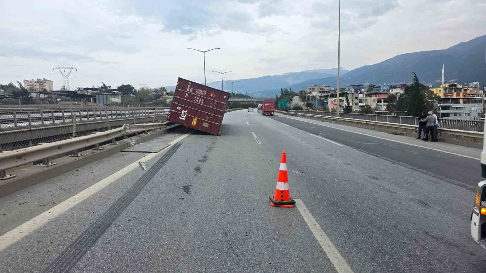 Hatay’da fırtına nedeniyle tırlar devrildi 5 hatayda firtina nedeniyle tirlar devrildi 1 JBTWt8rQ