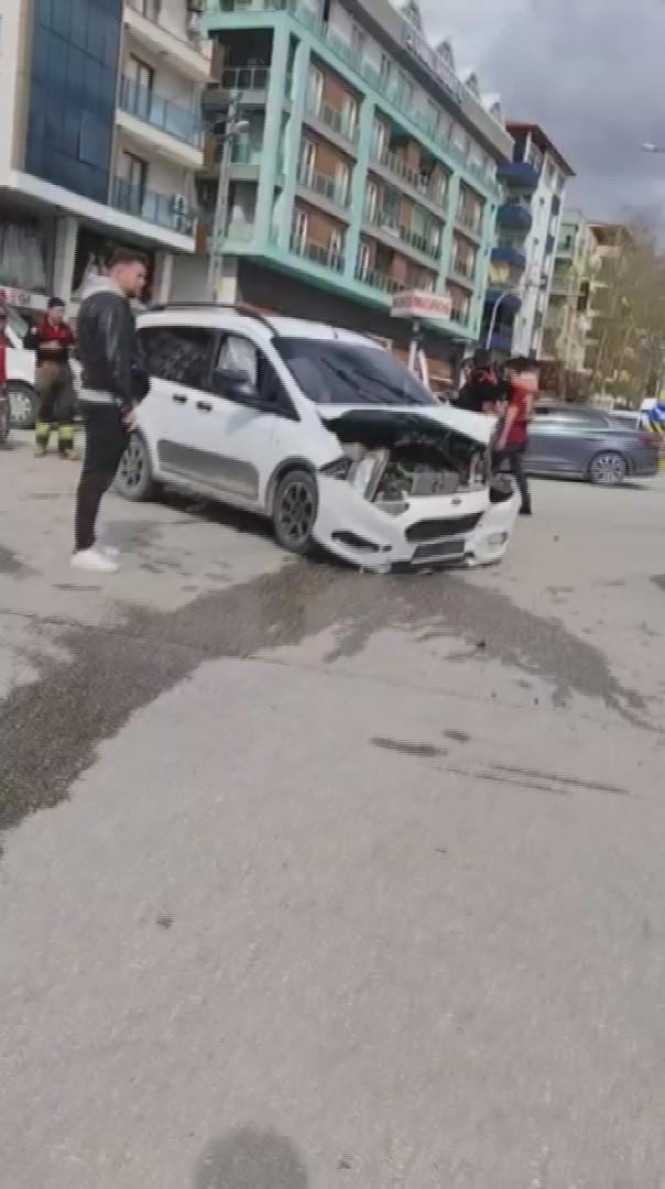 hatayda hafif ticari arac ile otomobilin carpistigi anlar kamerada 1 kQ7EHFJ9