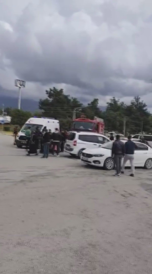 hatayda hafif ticari arac ile otomobilin carpistigi anlar kamerada 2 yhRZST9s