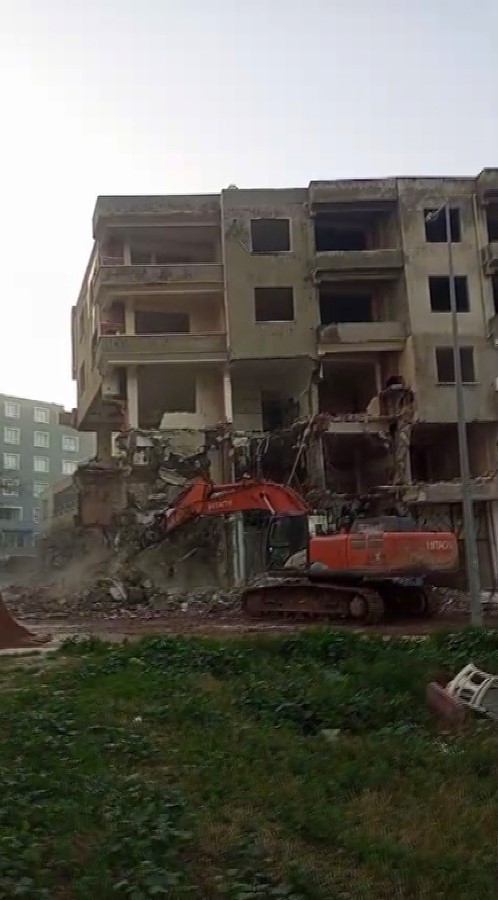 hatayda hasarli 5 katli bina is makinesinin darbesiyle yerle bir oldu 2 5Vh4bbEk