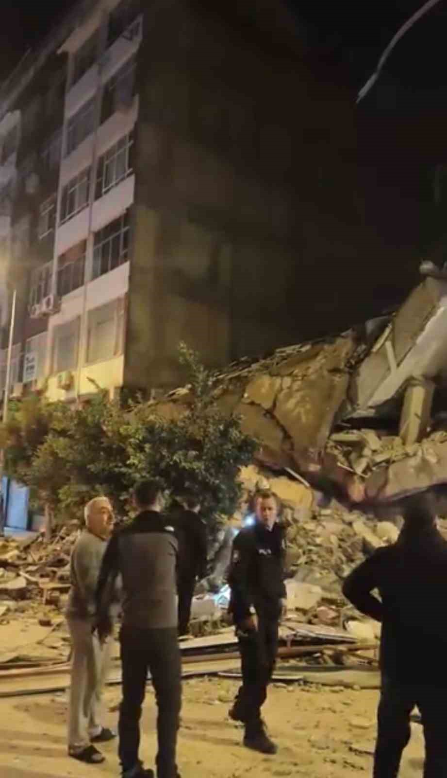 hatayda hasarli bina yikim esnasinda coktu 1 i8ibkT89