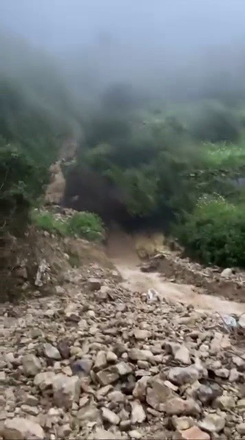 Hatay’da heyelan yaşanan yol ulaşıma kapandı 5 hatayda heyelan yasanan yol ulasima kapandi 1 z93k8W7D