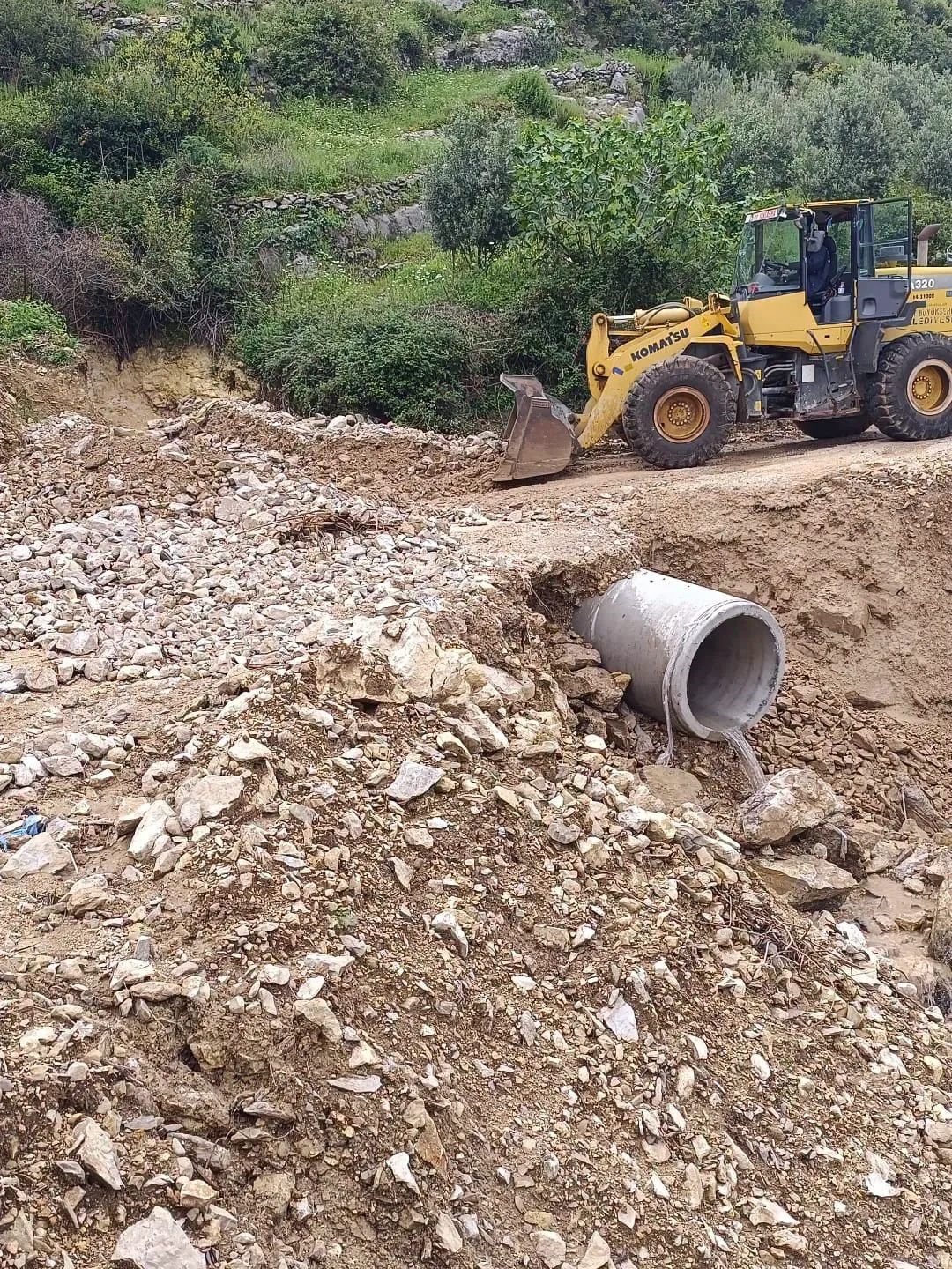 Hatay’da heyelan yaşanan yol ulaşıma kapandı 6 hatayda heyelan yasanan yol ulasima kapandi 2 VF8p9HEB