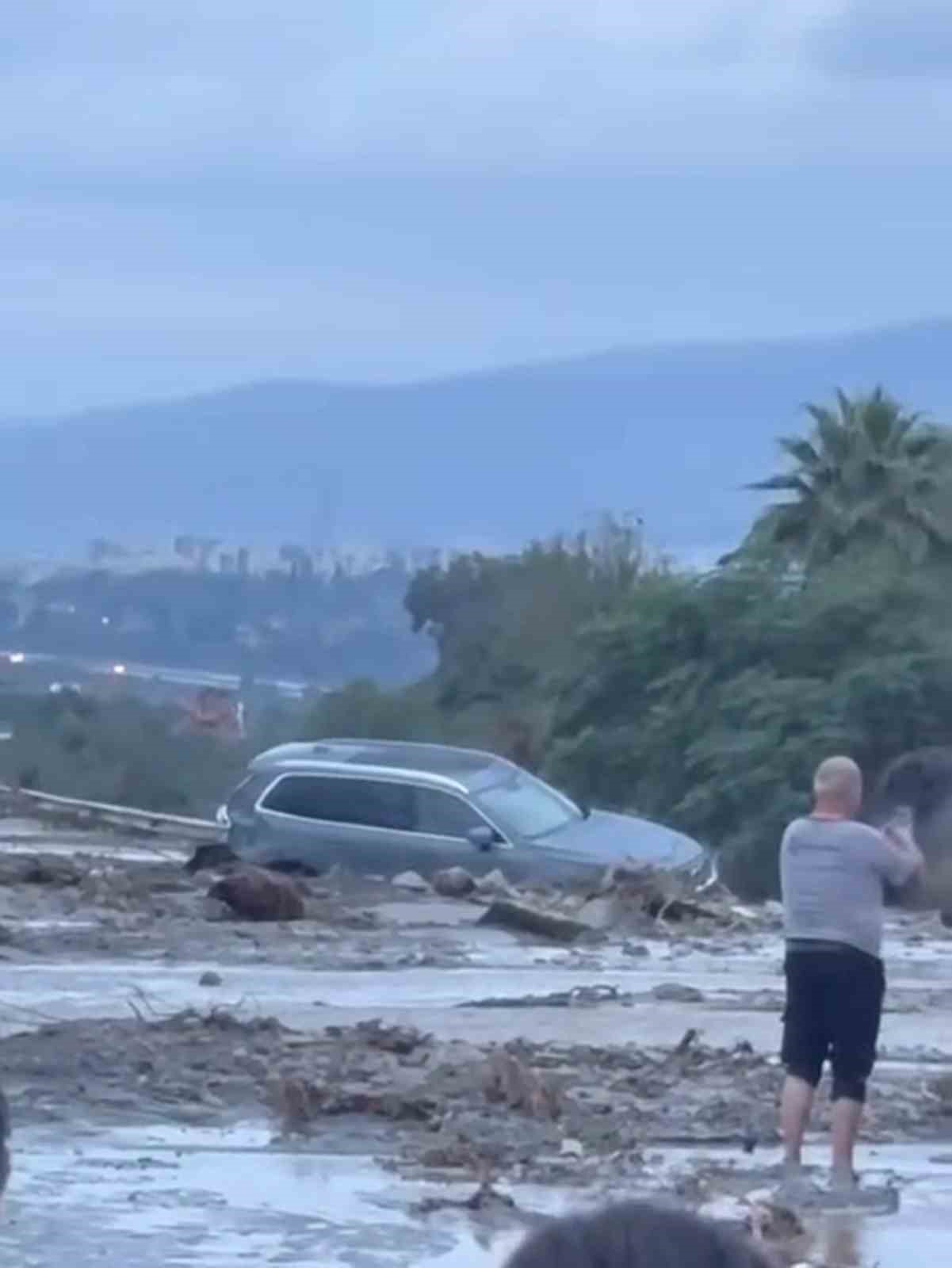Hatay’da heyelanın kapattığı otoyolda ulaşım durdu 1 hatayda heyelanin kapattigi otoyolda ulasim durdu 0