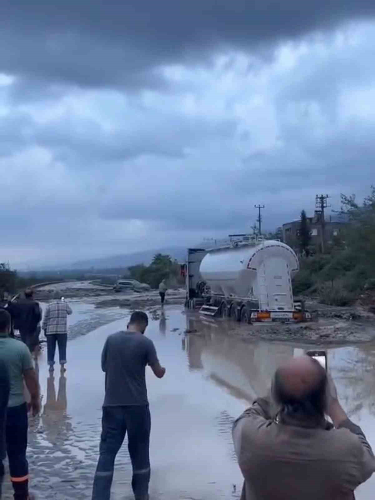 Hatay’da heyelanın kapattığı otoyolda ulaşım durdu 5 hatayda heyelanin kapattigi otoyolda ulasim durdu 1 ZBnbEzhv
