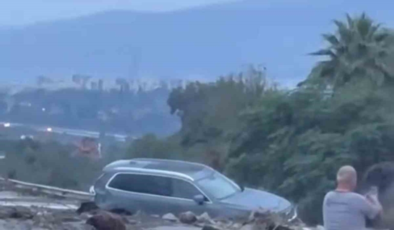 hatayda-heyelanin-kapattigi-otoyolda-ulasim-durdu-jhQeO5Ta.jpg