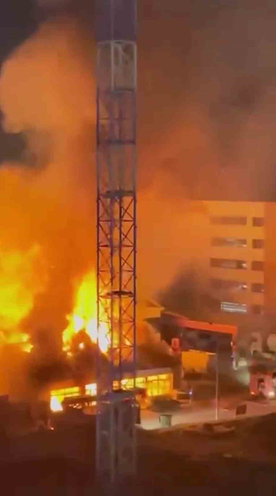 hatayda korkutan yangin akaryakit istasyonunun yanindaki bina alevlere teslim oldu 1 fPdfeuw4