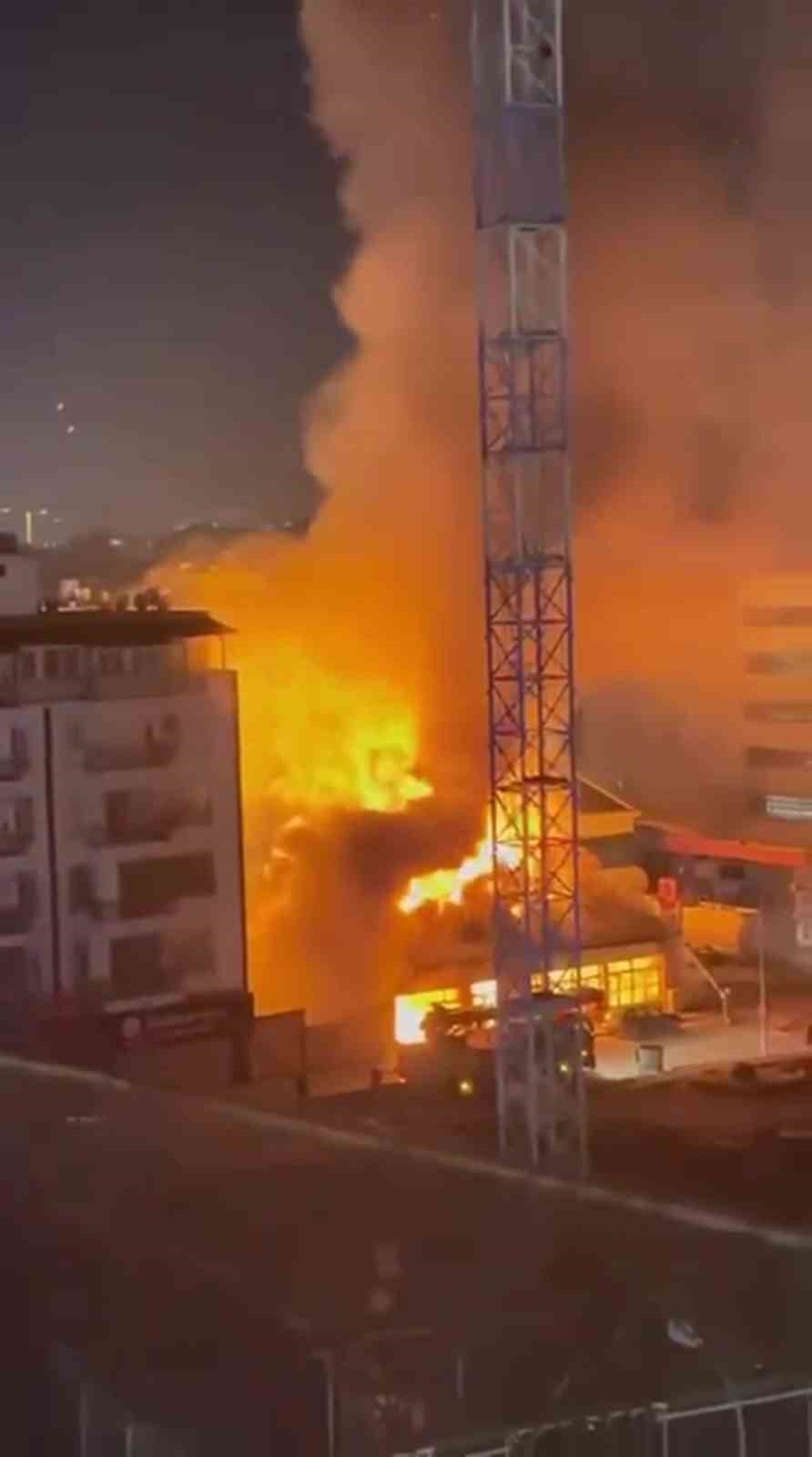 hatayda korkutan yangin akaryakit istasyonunun yanindaki bina alevlere teslim oldu 2 BQYgTyO1