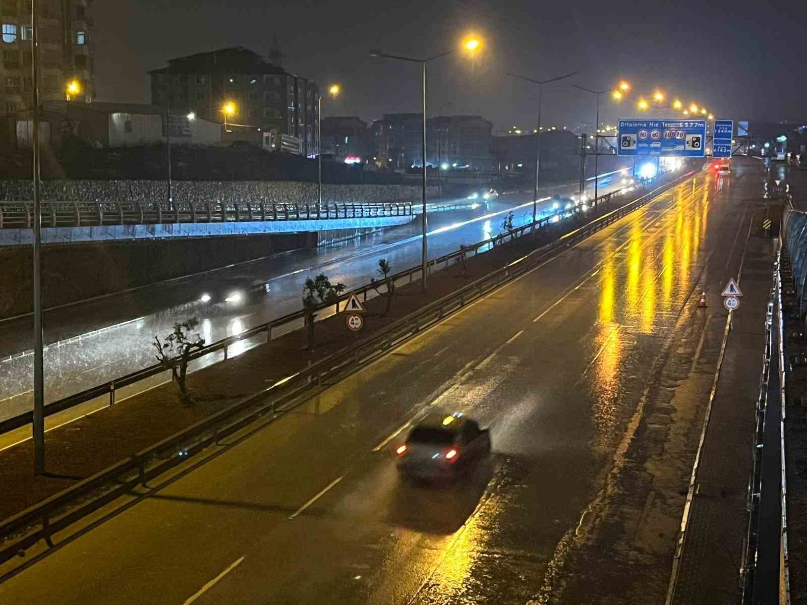Hatay’da kuvvetli fırtınayla deniz taştı, iş yerleri zarar gördü... O anlar kamerada 5 hatayda kuvvetli firtinayla deniz tasti is yerleri zarar gordu o anlar kamerada 1 DcNmYlA1
