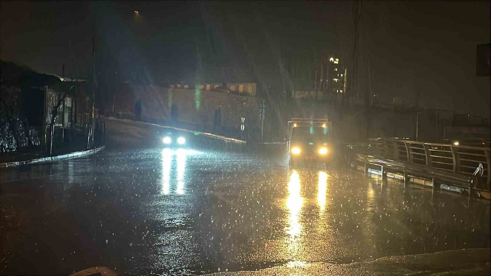 Hatay’da kuvvetli fırtınayla deniz taştı, iş yerleri zarar gördü... O anlar kamerada 6 hatayda kuvvetli firtinayla deniz tasti is yerleri zarar gordu o anlar kamerada 2