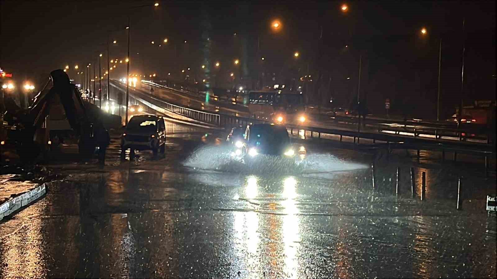 Hatay’da kuvvetli fırtınayla deniz taştı, iş yerleri zarar gördü... O anlar kamerada 7 hatayda kuvvetli firtinayla deniz tasti is yerleri zarar gordu o anlar kamerada 3 Wv8kTCJk