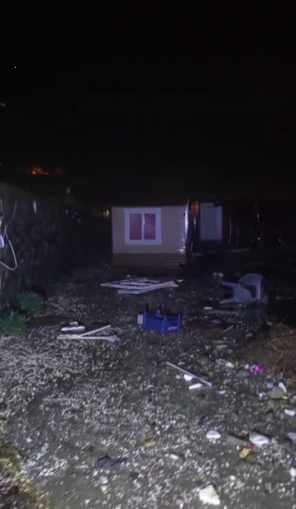 Hatay’da kuvvetli fırtınayla deniz taştı, iş yerleri zarar gördü... O anlar kamerada 8 hatayda kuvvetli firtinayla deniz tasti is yerleri zarar gordu o anlar kamerada 4 duVR1WAK