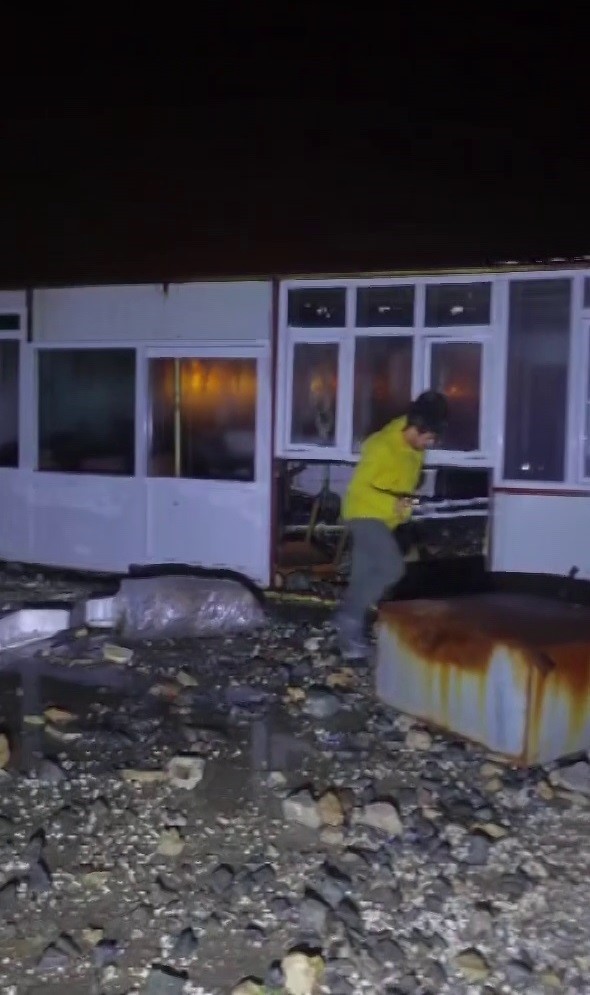 Hatay’da kuvvetli fırtınayla deniz taştı, iş yerleri zarar gördü... O anlar kamerada 9 hatayda kuvvetli firtinayla deniz tasti is yerleri zarar gordu o anlar kamerada 5 7HHbwA6O