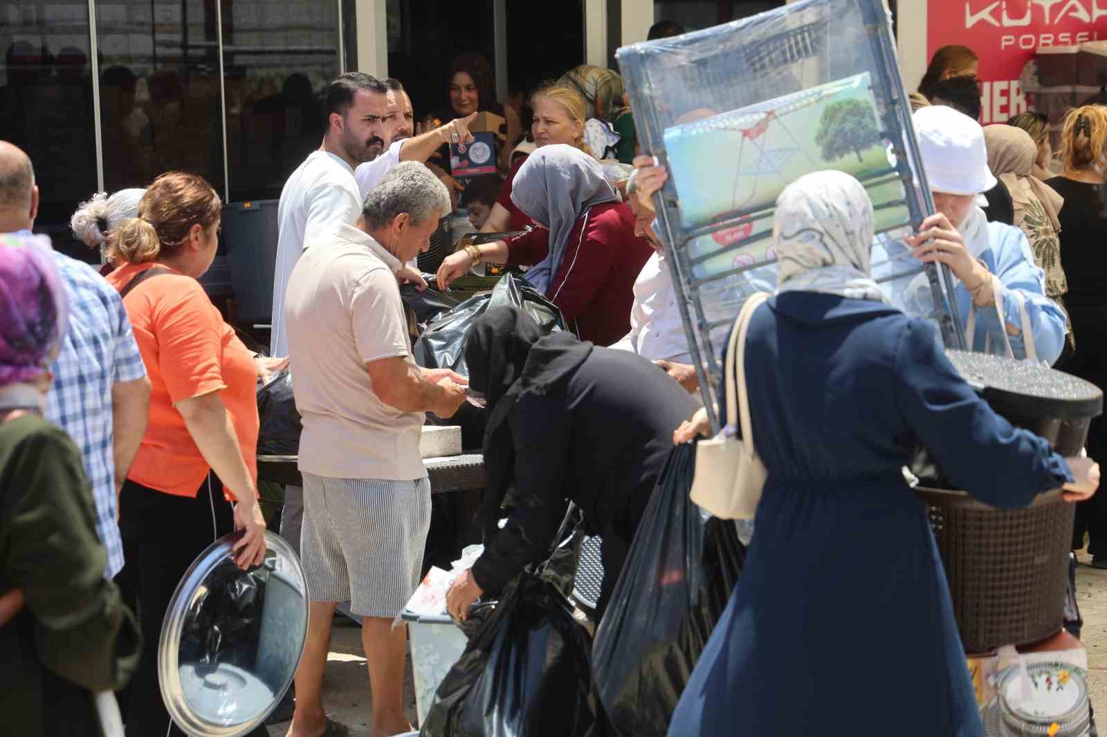 Hatay’da mağaza açılışında izdiham 5 hatayda magaza acilisinda izdiham 1 XmpYrpEt