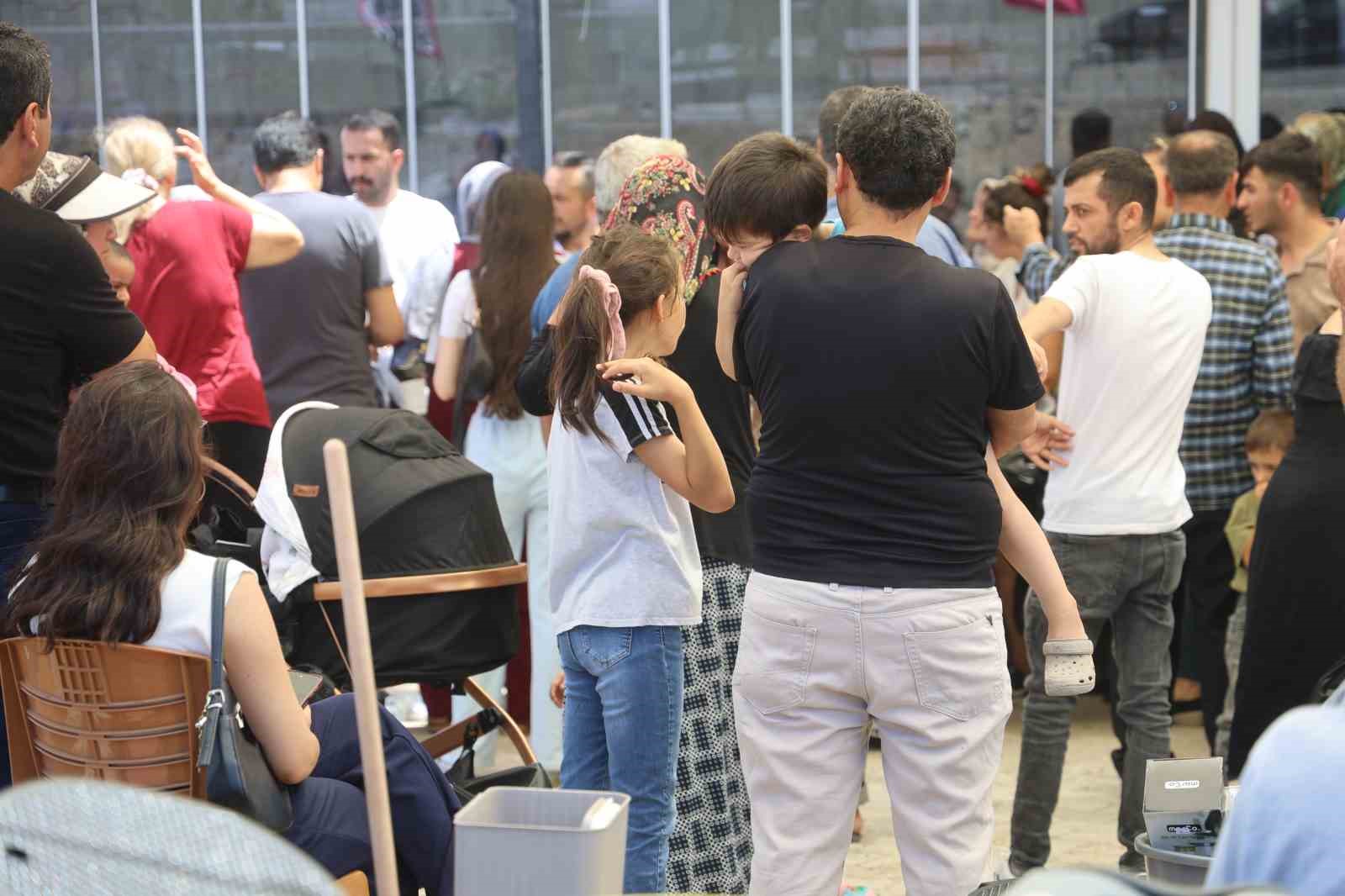 Hatay’da mağaza açılışında izdiham 6 hatayda magaza acilisinda izdiham 2 XLJQqUWr