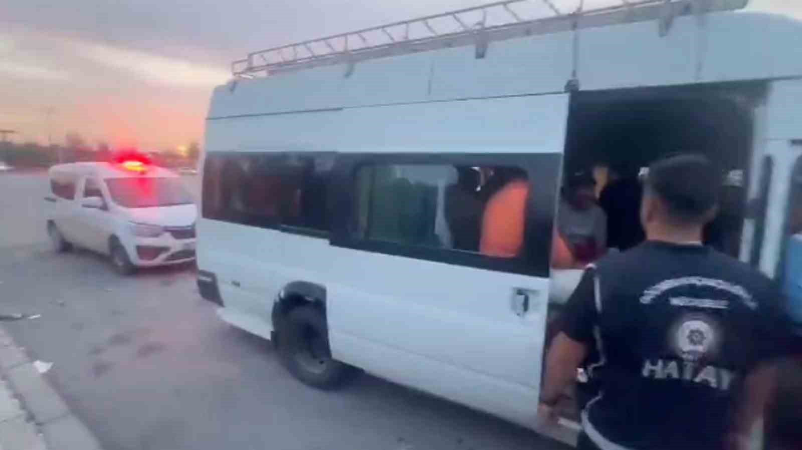 hatayda minibus dolusu gocmen yakalandi 2 lDXP12Zc