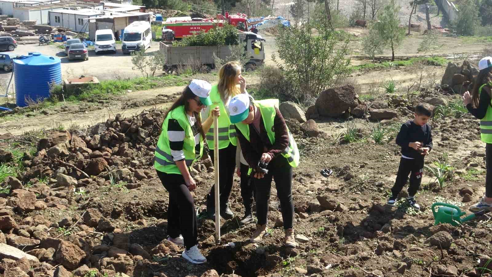 hatayda orman yanginindan zarar goren alanlarda 5 bin fidan toprakla bulusturuldu 2 LvwQfUzD