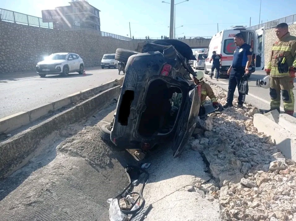 Hatay’da otomobil refüje çarptı: 1’i ağır 3 yaralı 4 hatayda otomobil refuje carpti 1i agir 3 yarali 0 WQVBVZhC