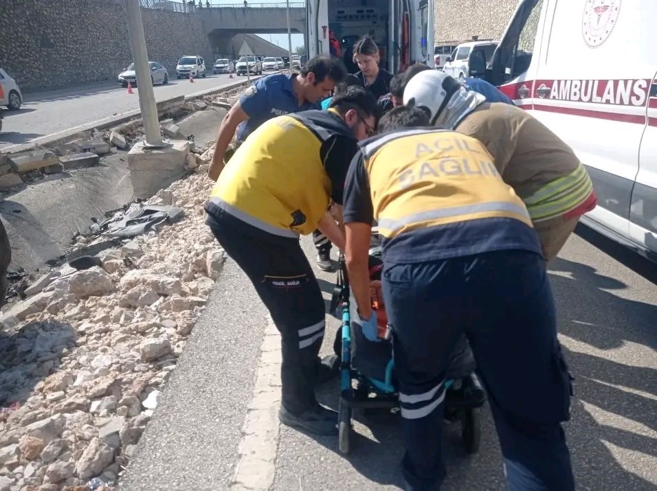 Hatay’da otomobil refüje çarptı: 1’i ağır 3 yaralı 5 hatayda otomobil refuje carpti 1i agir 3 yarali 1