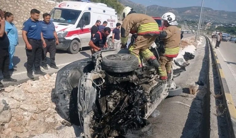 hatayda-otomobil-refuje-carpti-1i-agir-3-yarali-uT7TEgyc.jpg