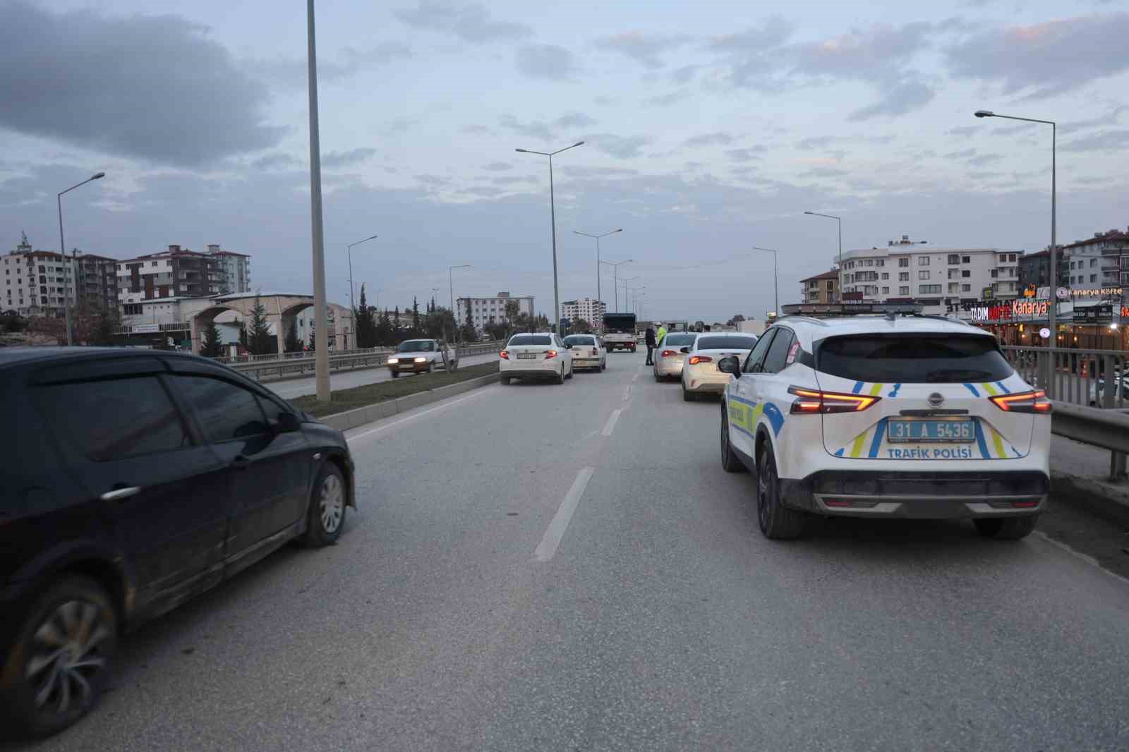hatayda otomobil takla atti 3 yarali 3 LgZaKsef