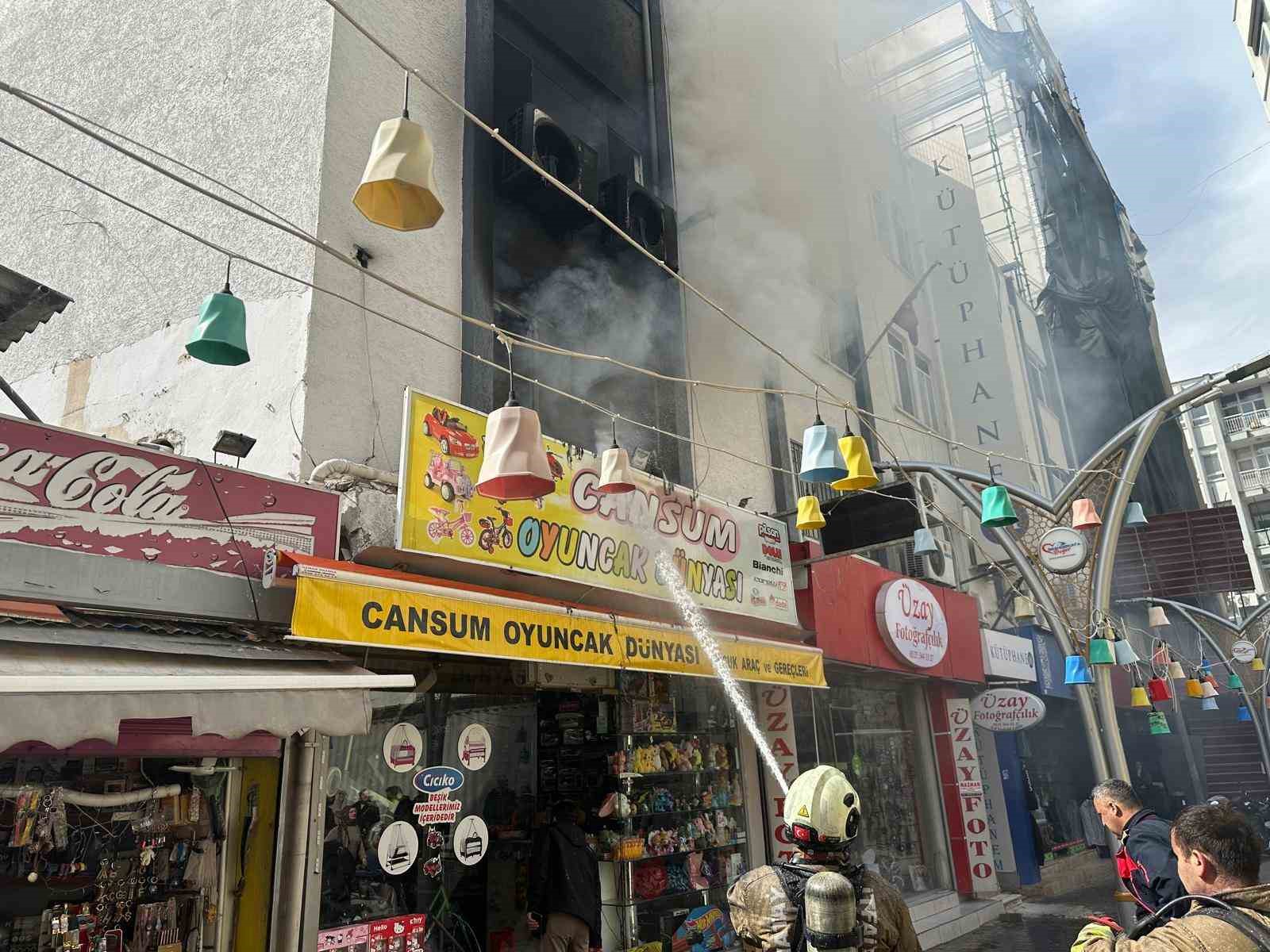 hatayda oyuncakci dukkaninda korkutan yangin 2 ZLc3l2vp