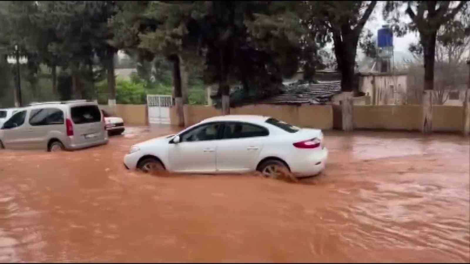 hatayda saganak etkili oldu yollar gole dondu otelin oto parkini su basti 0 GszcChHY
