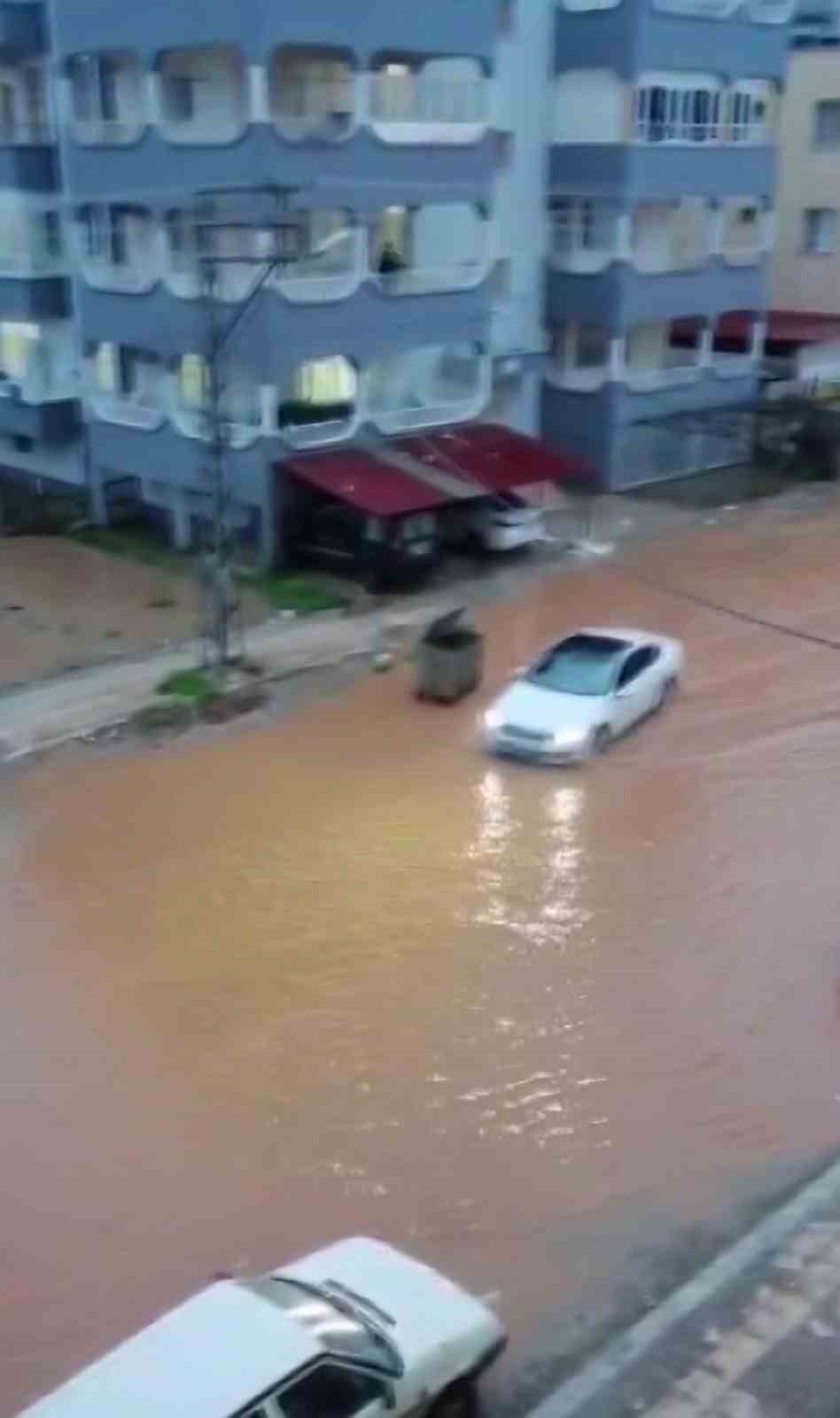 hatayda saganak etkili oldu yollar gole dondu otelin oto parkini su basti 2 2KF7Qa4K