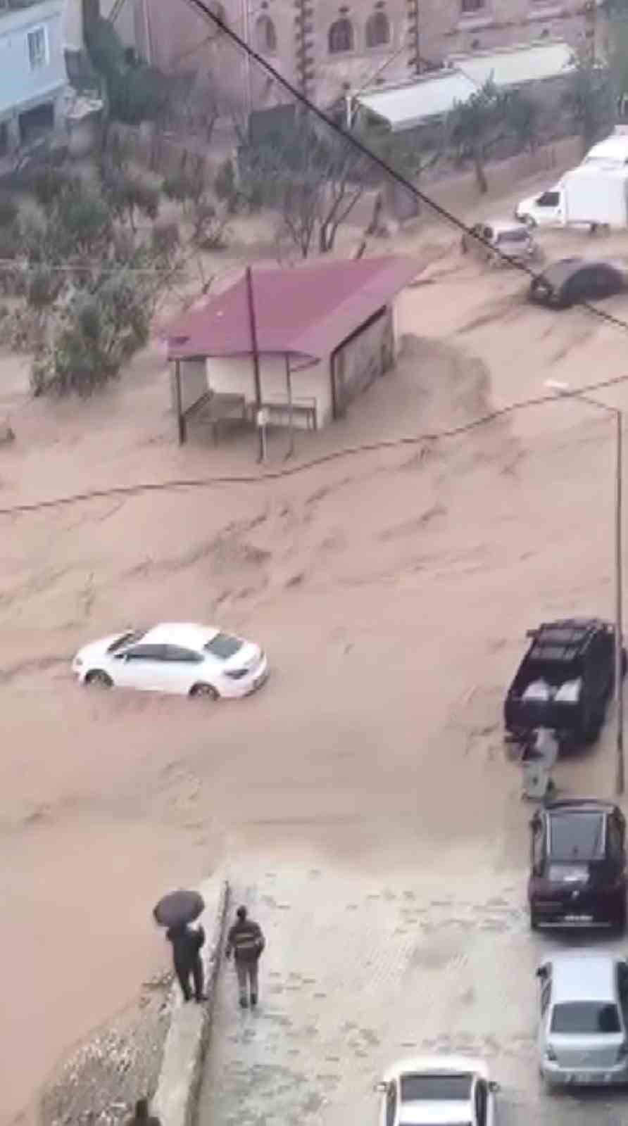 hatayda saganak sele neden oldu yollar gole dondu 1 aC4XVAzu