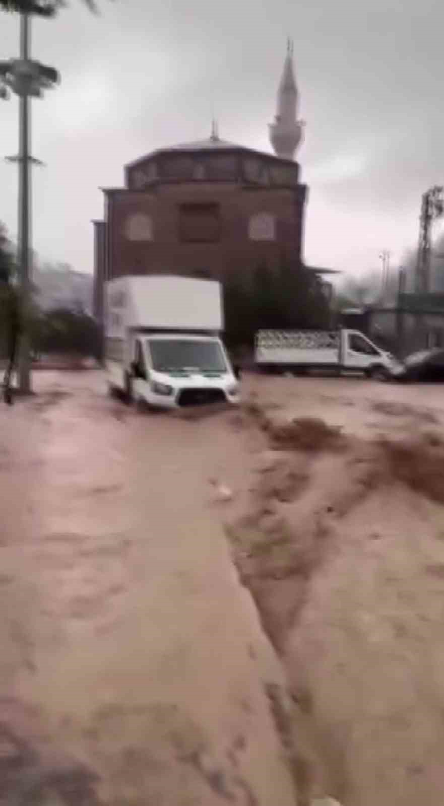 hatayda saganak sele neden oldu yollar gole dondu 3