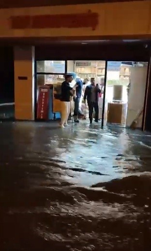 hatayda saganak yagis caddeleri gole cevirdi 2 sSaM2n2U