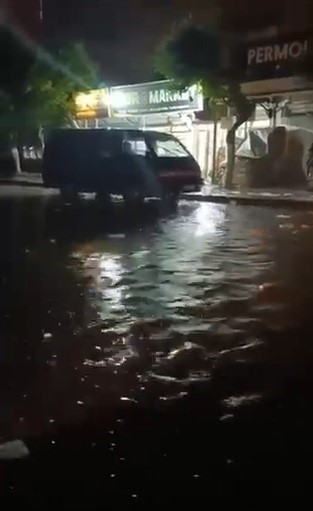 hatayda saganak yagis caddeleri gole cevirdi 3 aQLWi1Ja