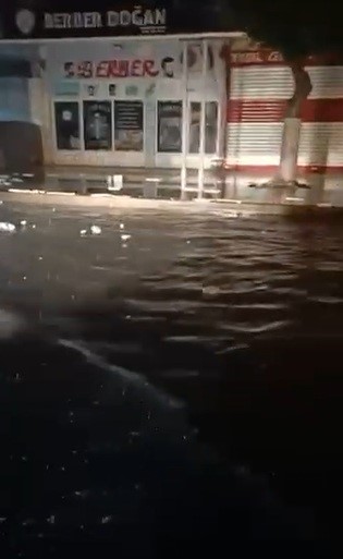 hatayda saganak yagis caddeleri gole cevirdi 5 4ATURzDe