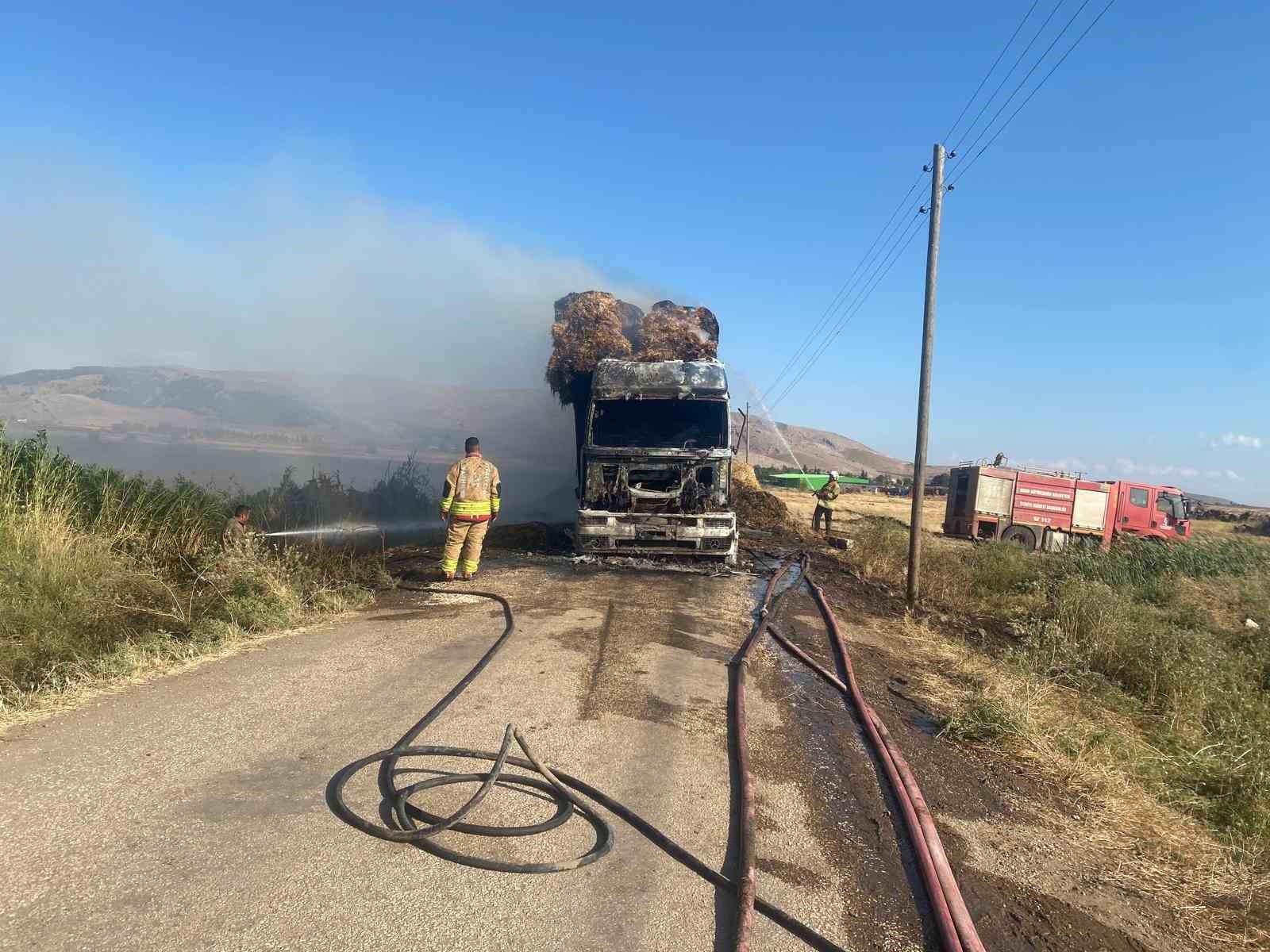 Hatay’da saman balyası yüklü tır alevlere teslim oldu 4 hatayda saman balyasi yuklu tir alevlere teslim oldu 0