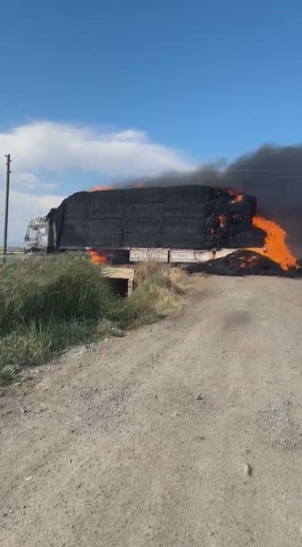 Hatay’da saman balyası yüklü tır alevlere teslim oldu 5 hatayda saman balyasi yuklu tir alevlere teslim oldu 1 Rat9KJNI