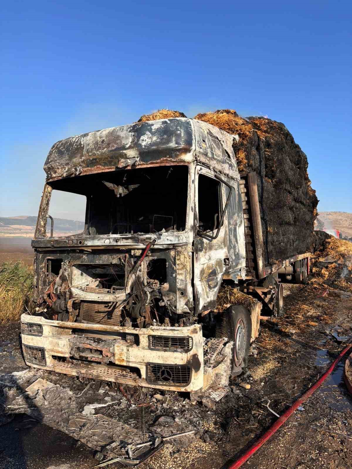 Hatay’da saman balyası yüklü tır alevlere teslim oldu 7 hatayda saman balyasi yuklu tir alevlere teslim oldu 3